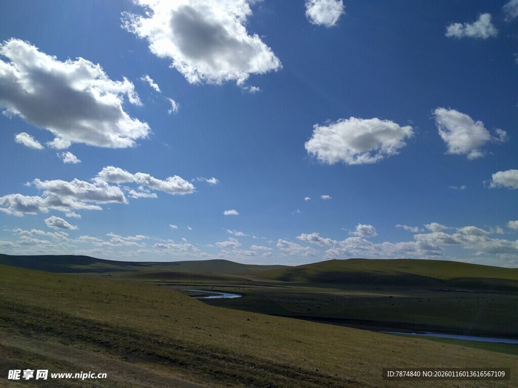 蓝天草原湖泊美丽风光