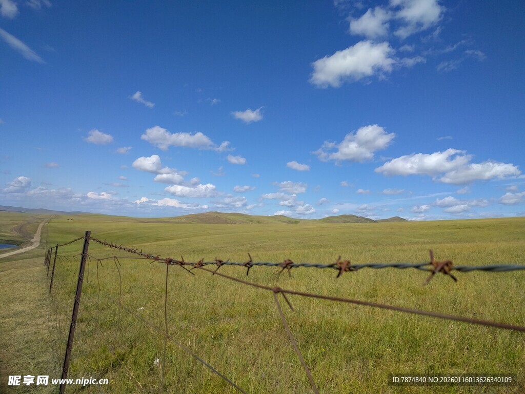 草原围栏与蓝天美景