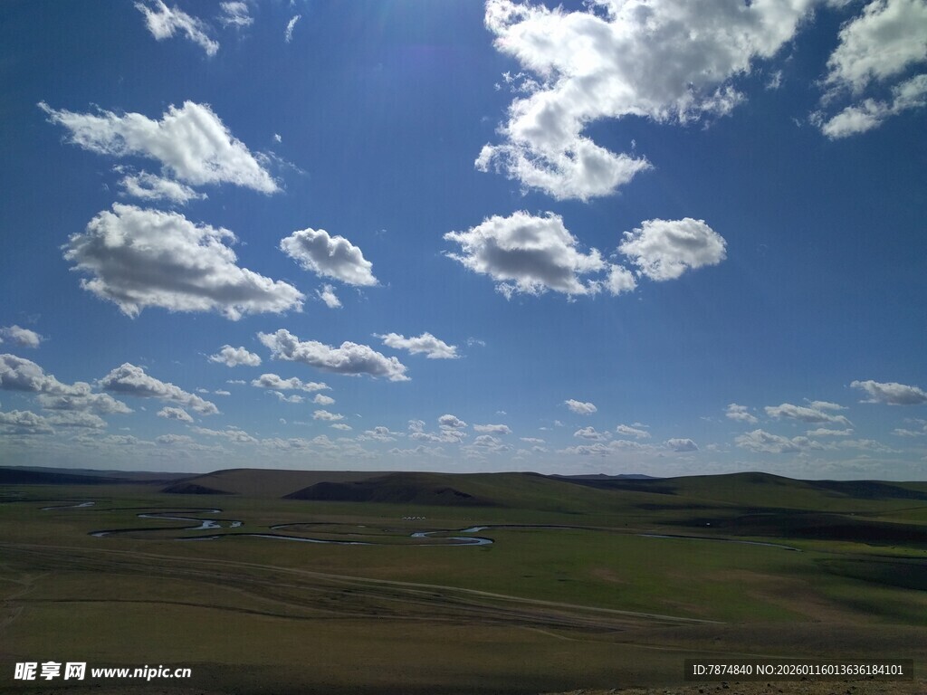 辽阔草原上的蓝天白云