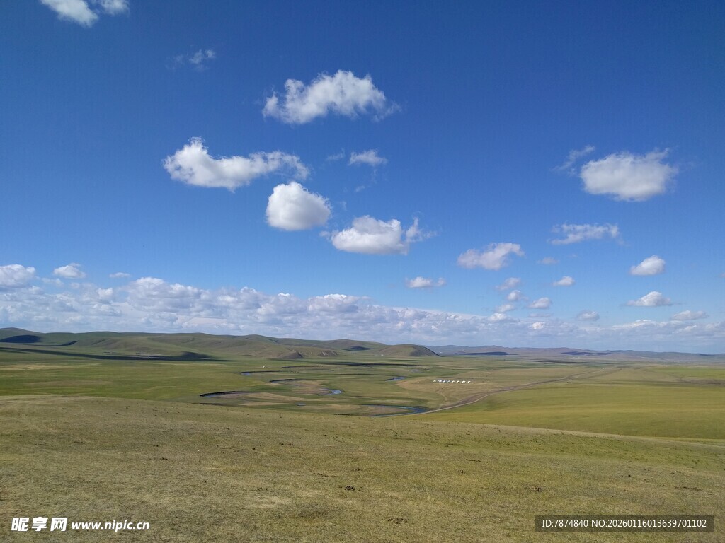 辽阔草原上的蓝天白云