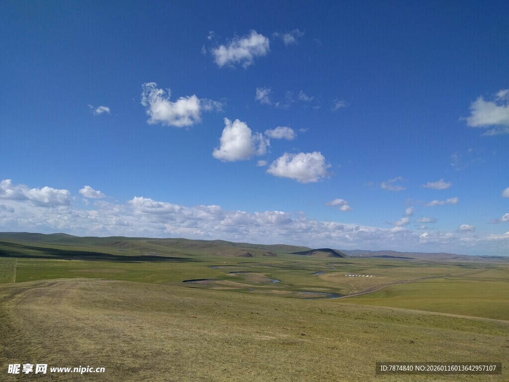 辽阔草原上的蓝天白云