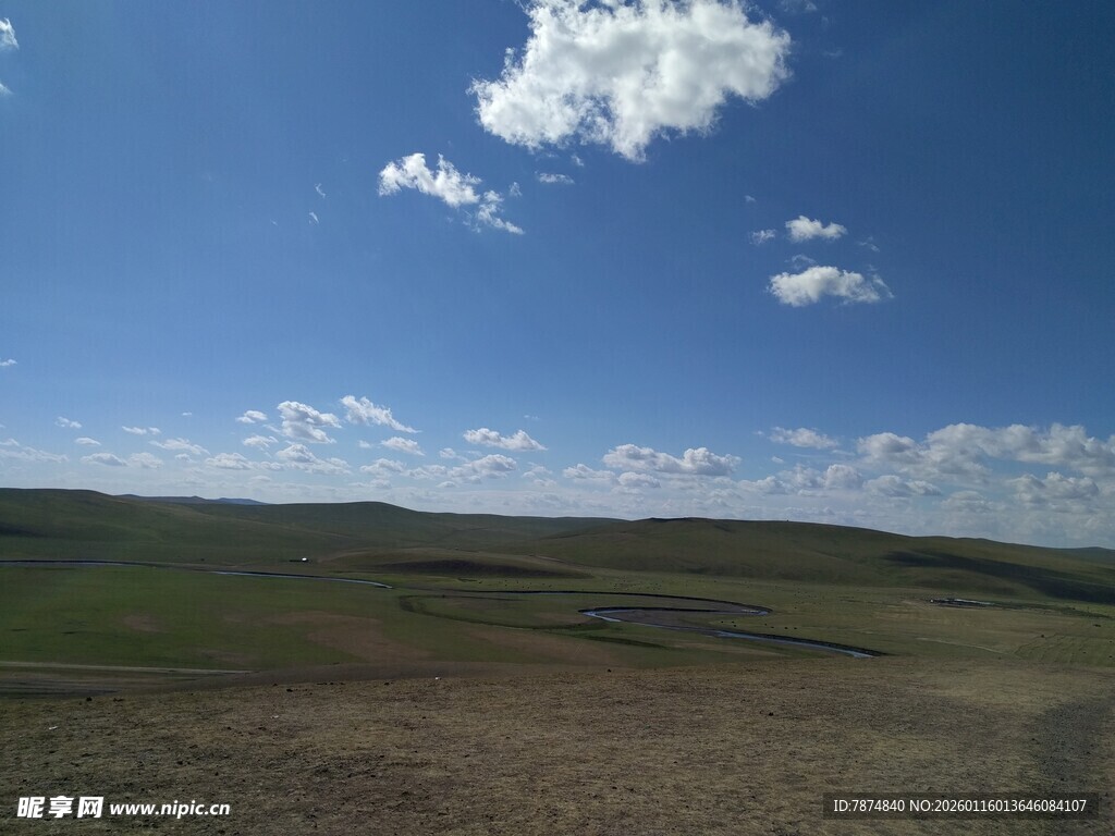 广袤草原上的晴朗天空