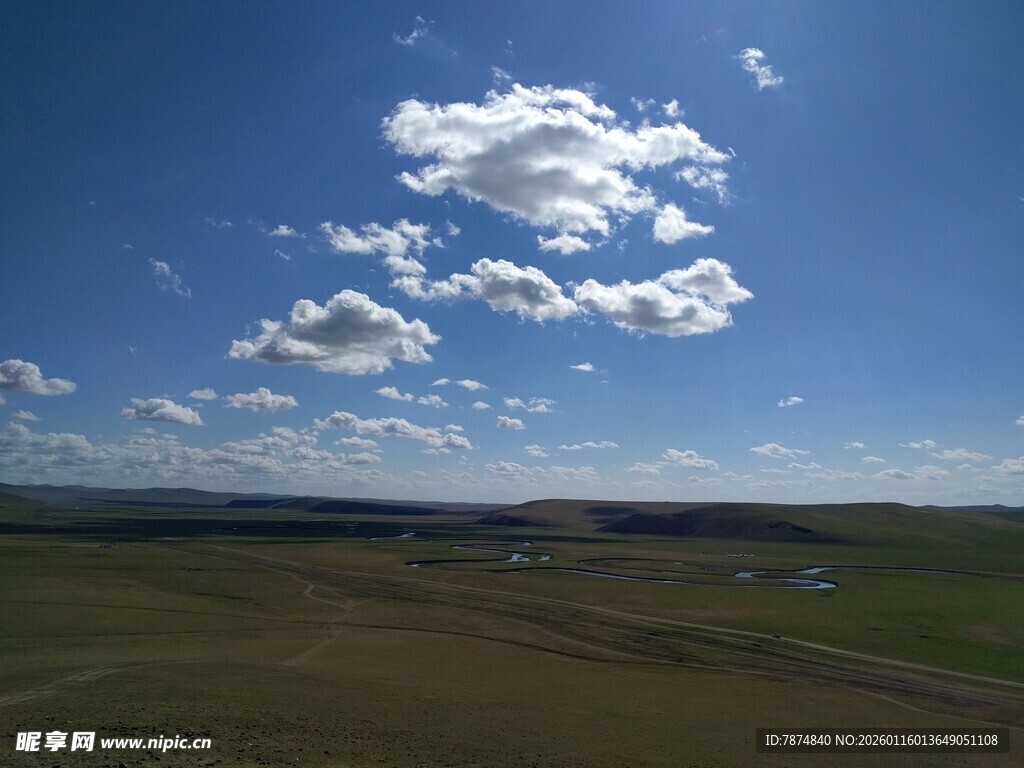 辽阔草原上的蓝天白云