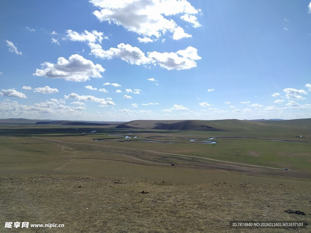 辽阔草原蓝天白云美景