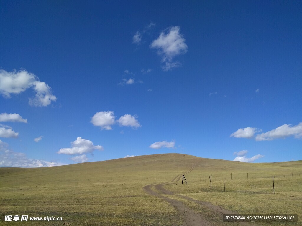 草原蓝天美景