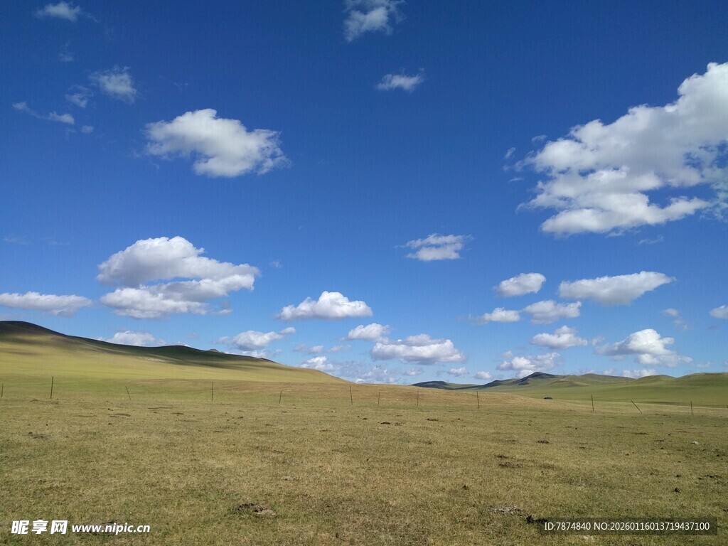 辽阔草原上的蓝天白云