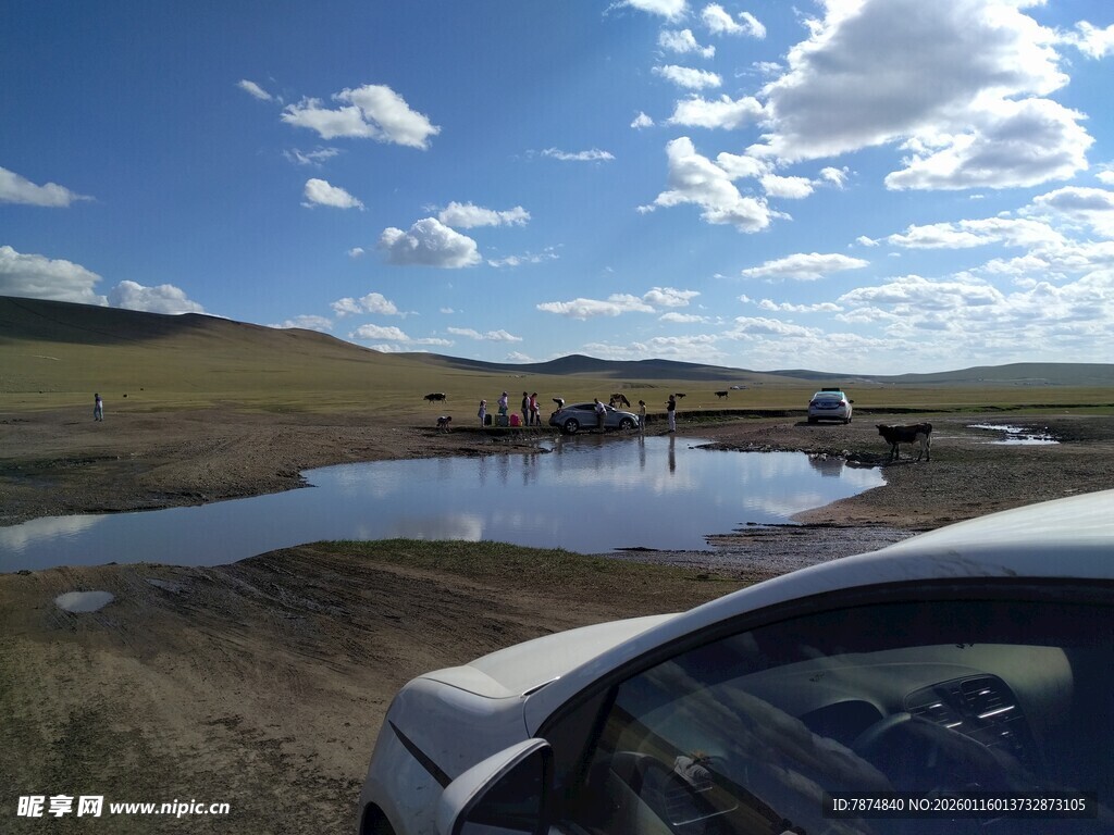 草原湖畔的车辆与风景