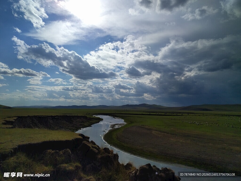 草原河流与蓝天白云美景