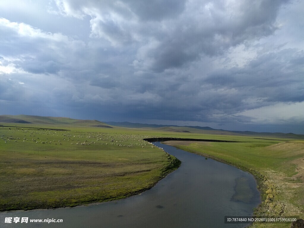 草原河流上的壮丽乌云
