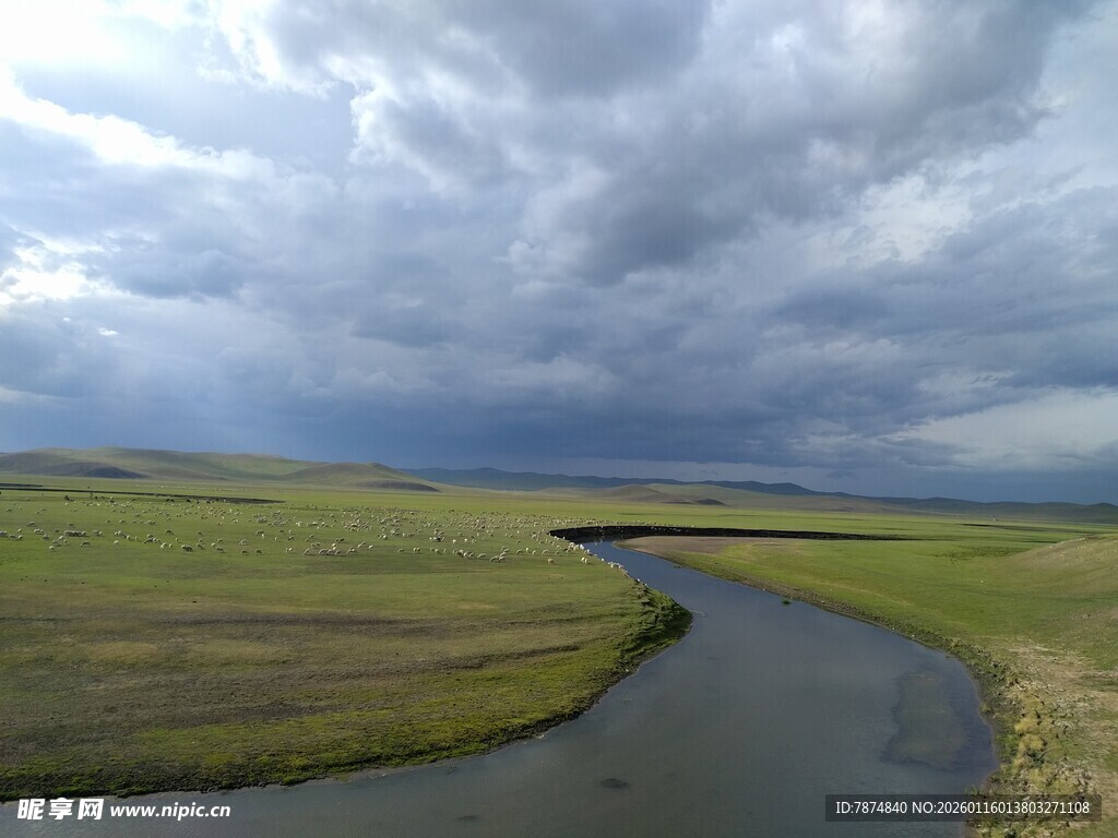 草原河流与阴沉天空景观