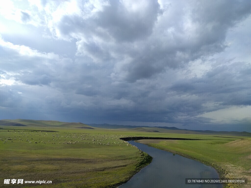 草原河流上的阴沉天空