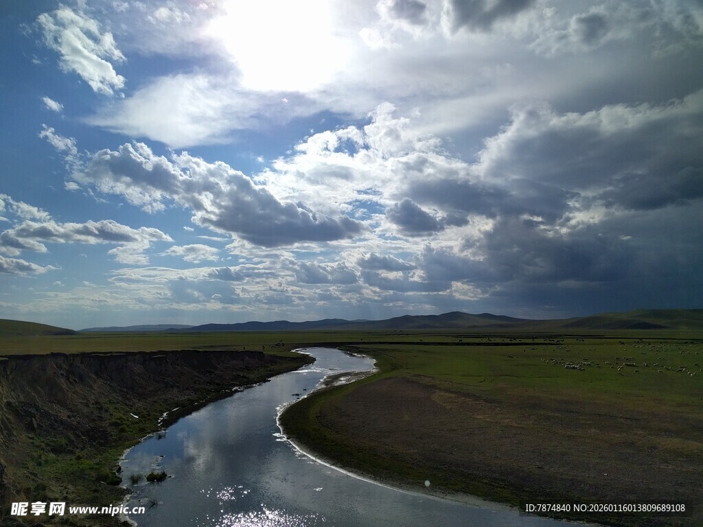 草原河流与蓝天白云美景