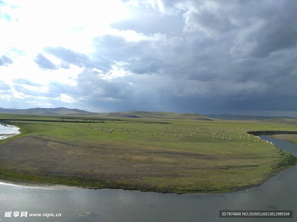 草原河流上空的阴沉天色