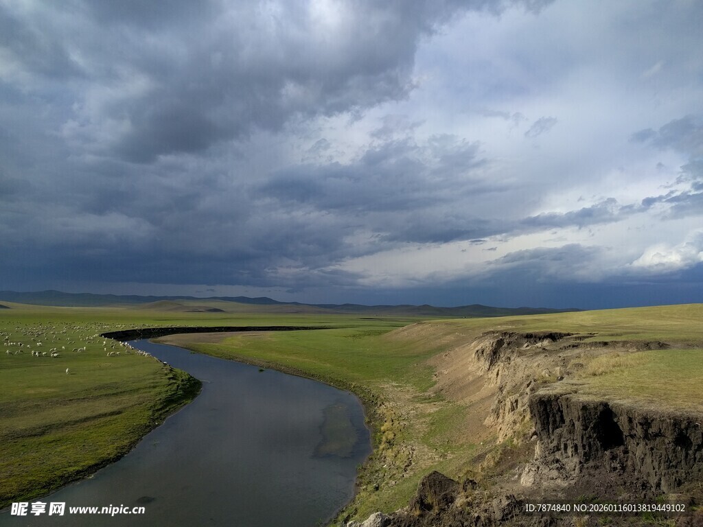 草原河流边的阴沉天空