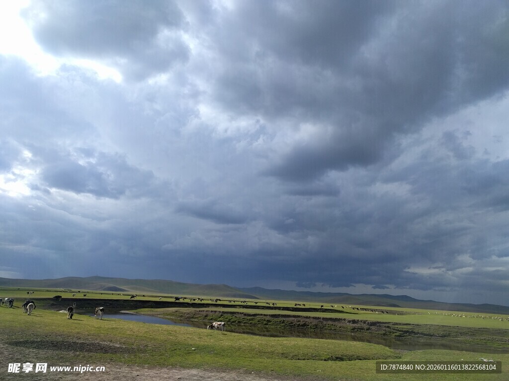 草原上的乌云密布景象