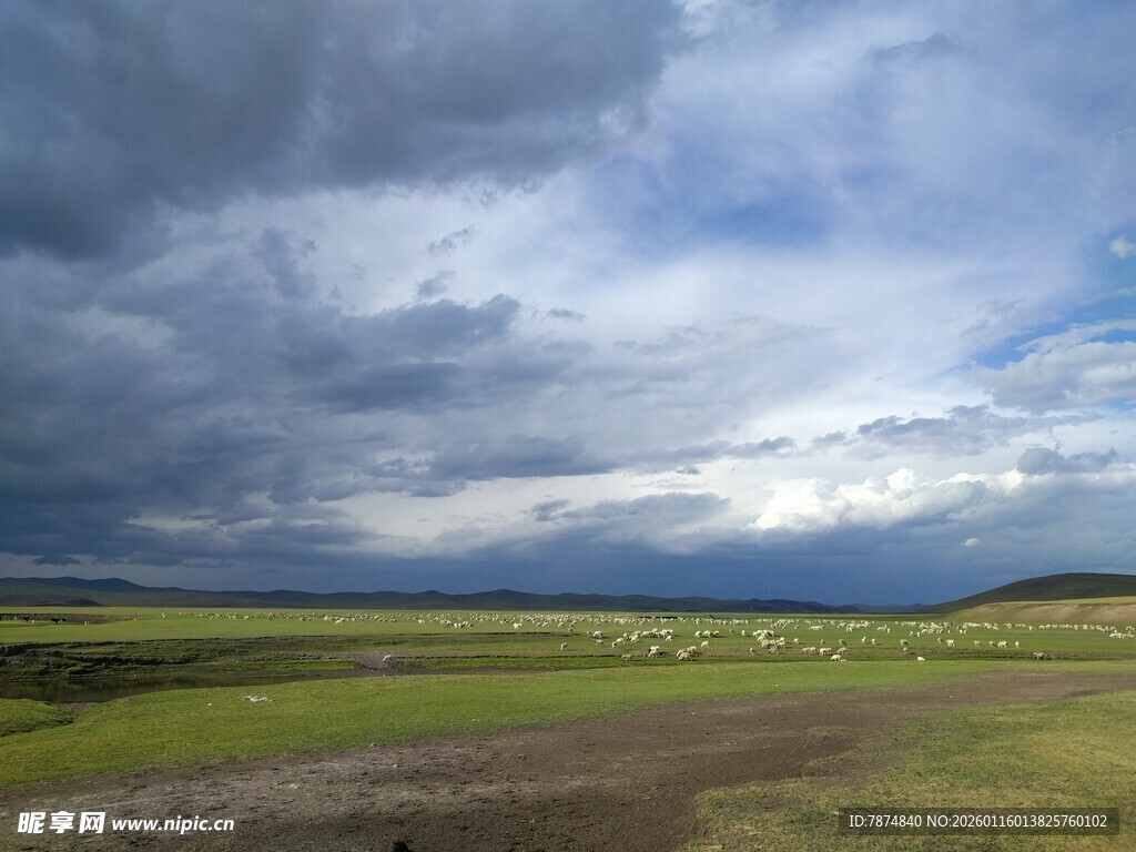 草原上空的壮观云层