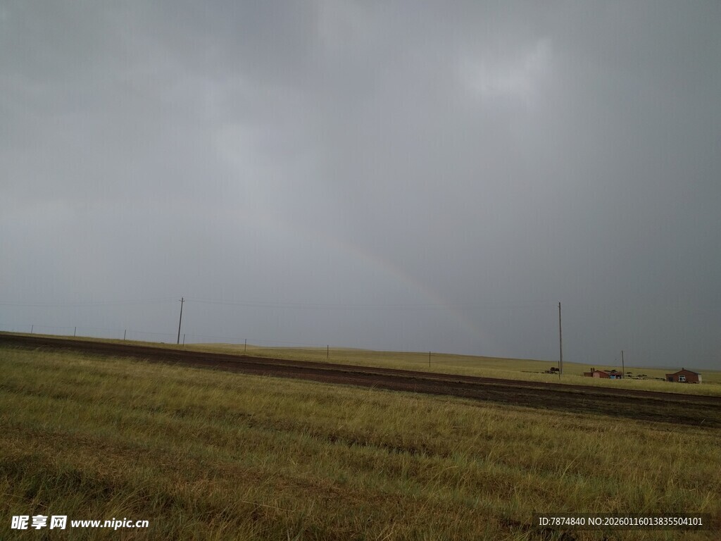 阴沉天空下的广袤田野