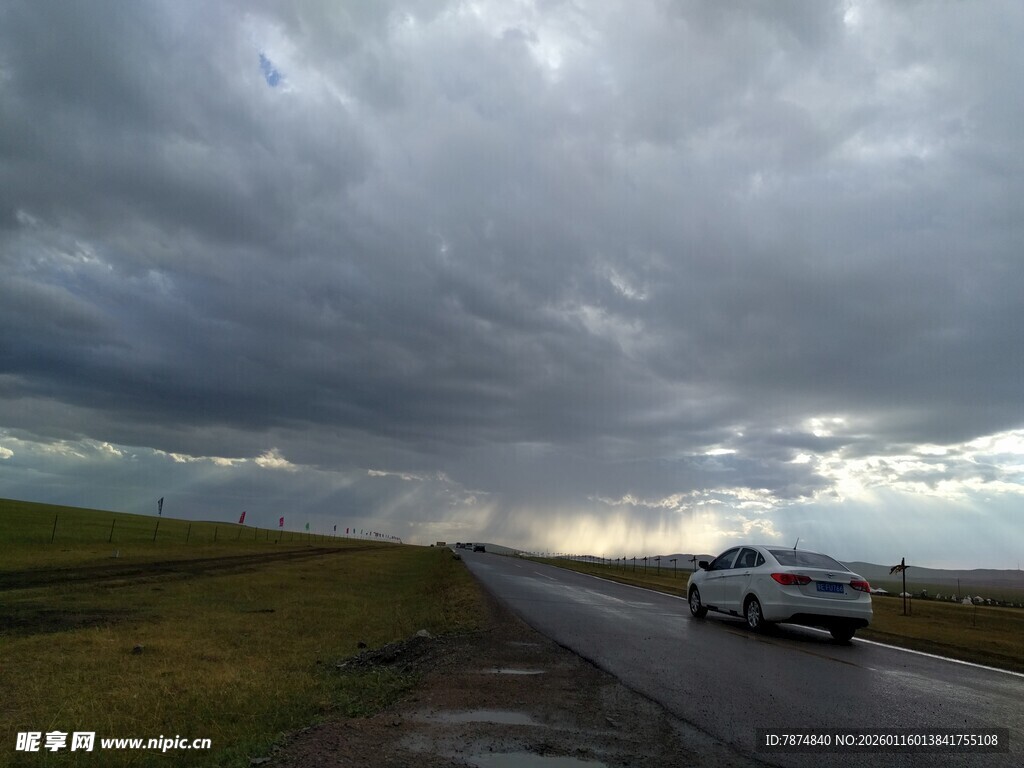 公路上的车辆与阴沉天空