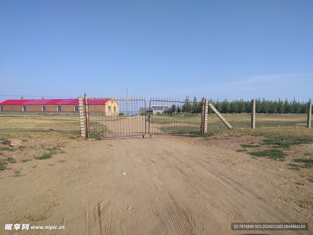 乡村土路与围栏场景