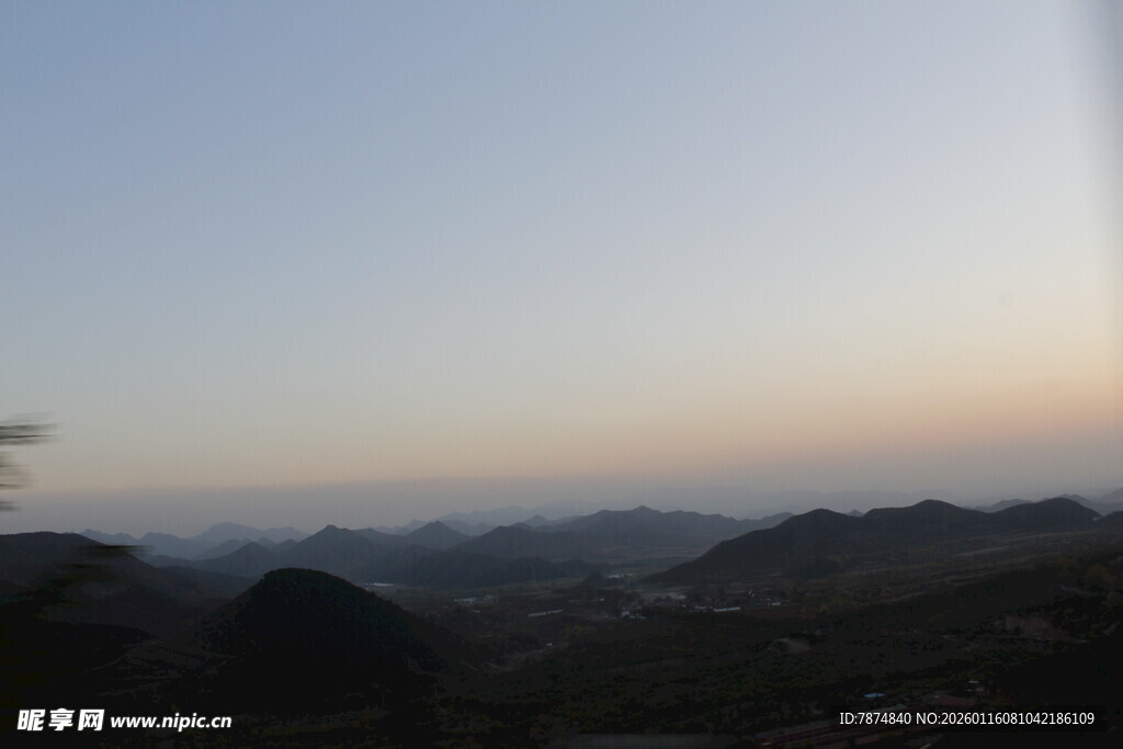 黄昏下的连绵山峦