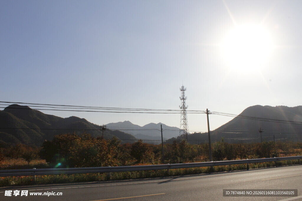公路边的山景与明亮阳光