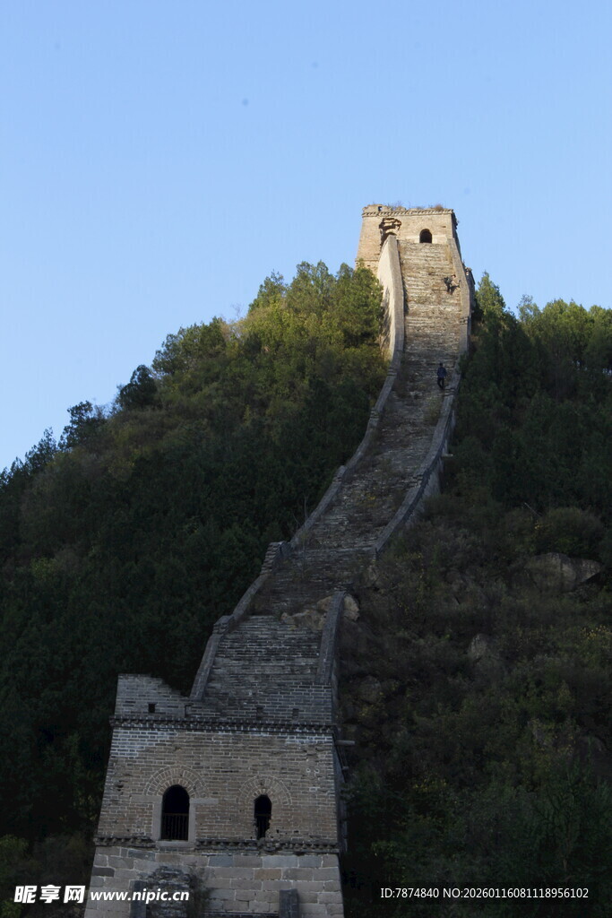 雄伟长城蜿蜒于青山之上