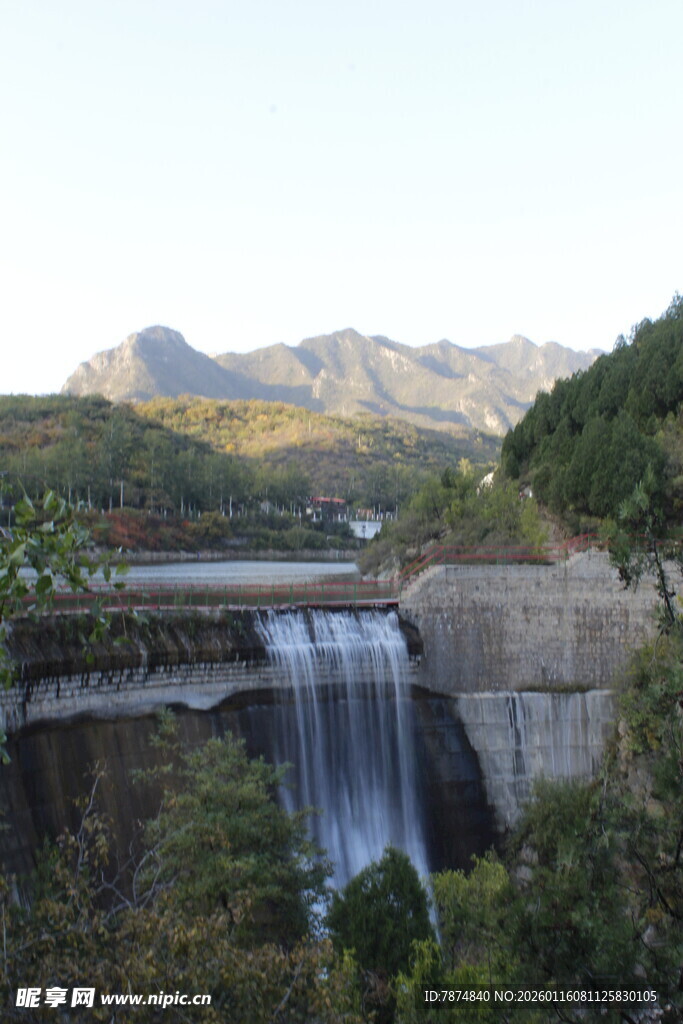 山间瀑布与远处山峦美景