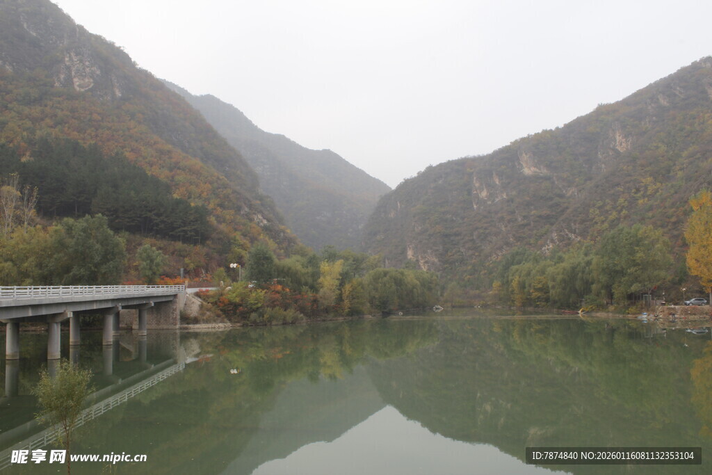山间静美湖泊与栈桥