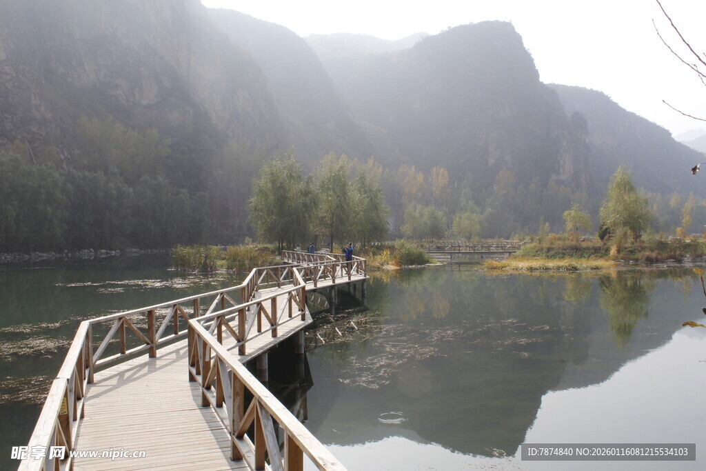 山水间的木质栈道美景