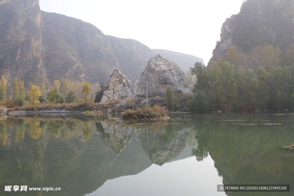 山水相映的静谧湖景