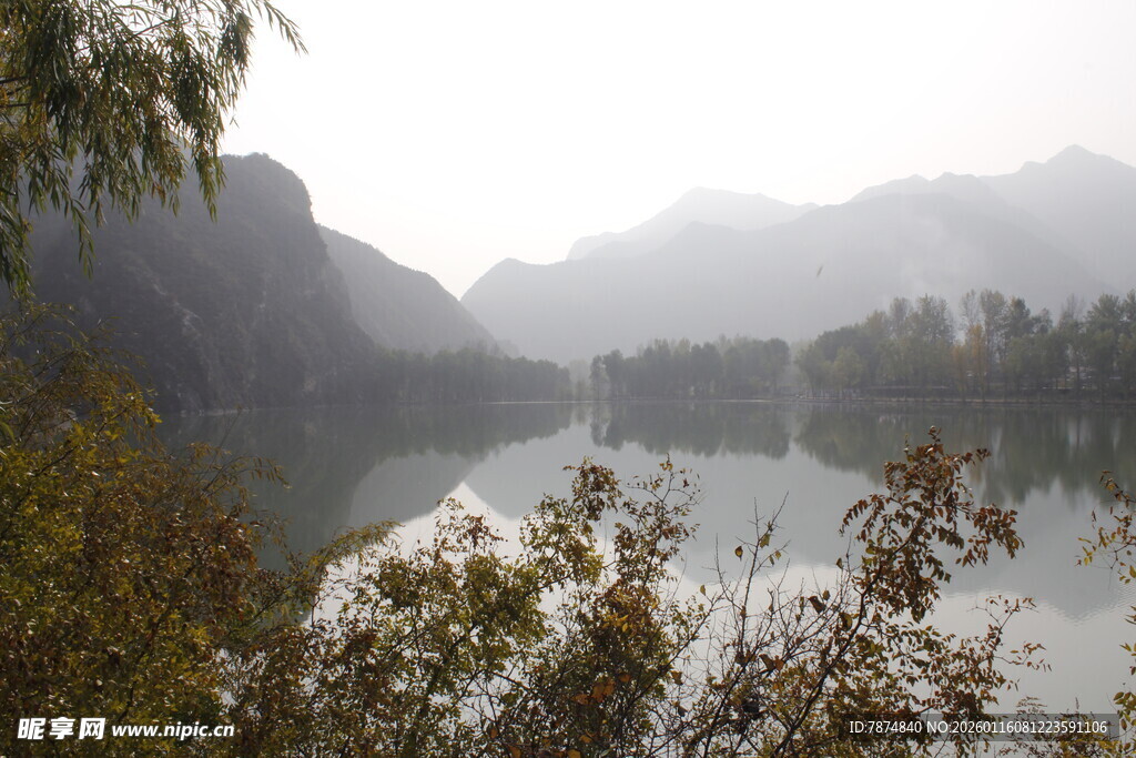 雾中湖景 山林朦胧之美