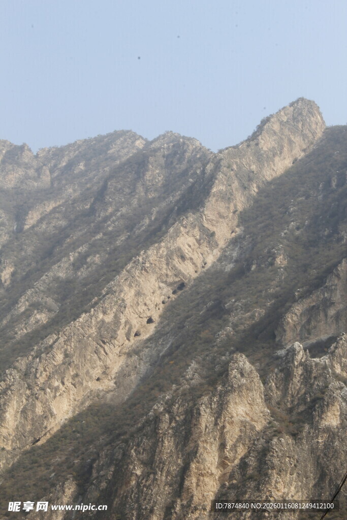 巍峨险峻的壮丽山峰