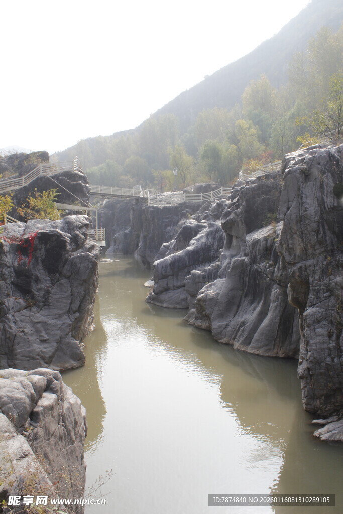 山间河谷 岩石环绕的水域