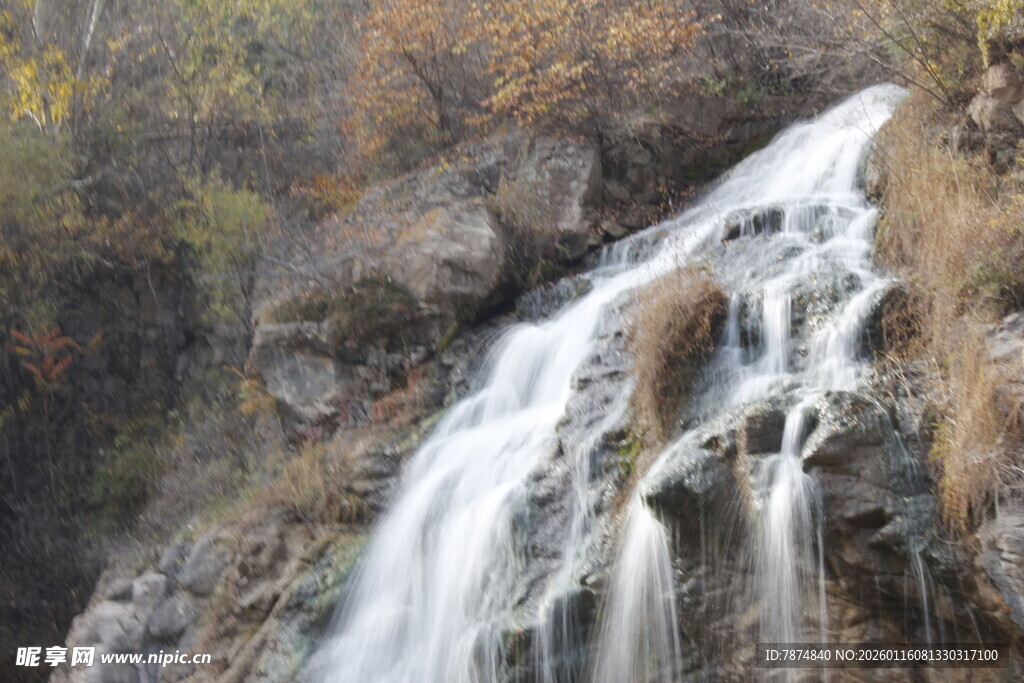 山间瀑布美景