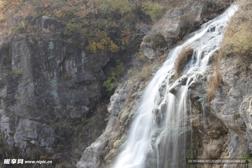 山间瀑布美景