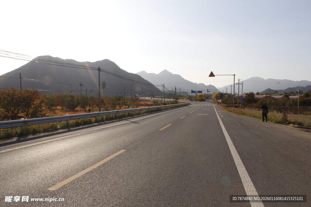 宽阔公路通向远方山脉