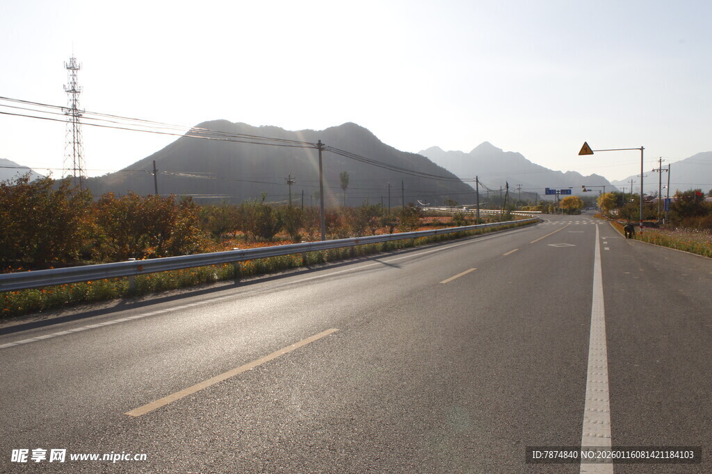 宽阔公路延伸至远山