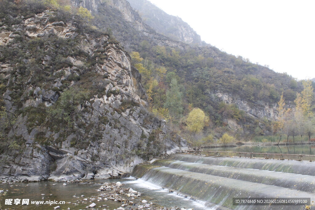 山间溪流与岩石景观