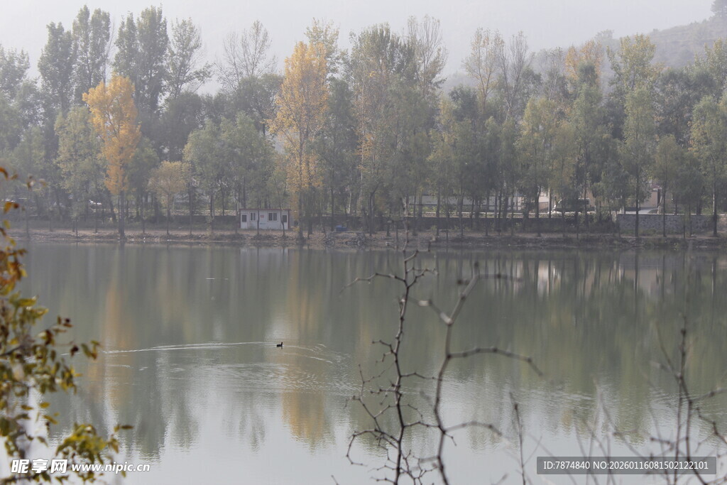 湖畔秋景 雾霭中的宁静风光