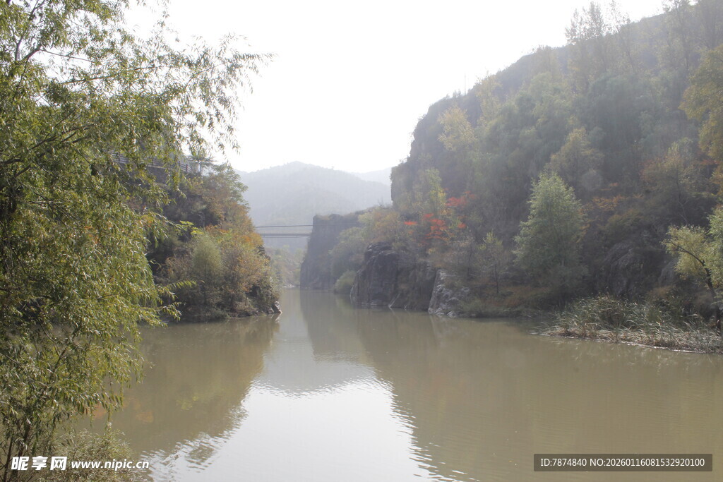 山间河流的静谧景致