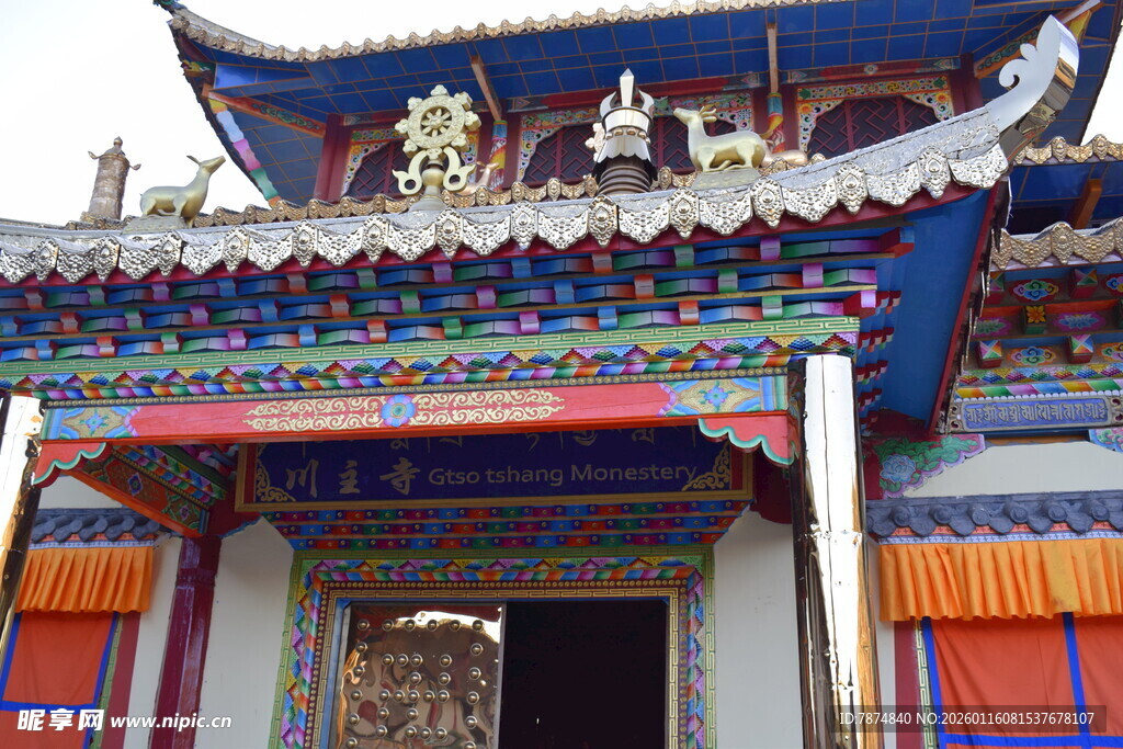 传统中式古建筑屋檐一角