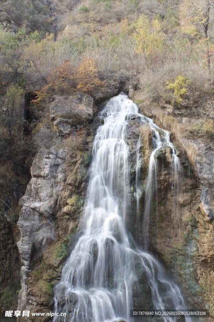 山间瀑布美景