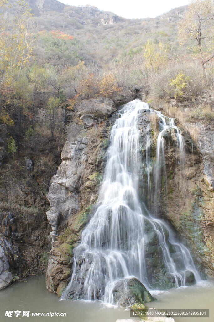 山间瀑布美景