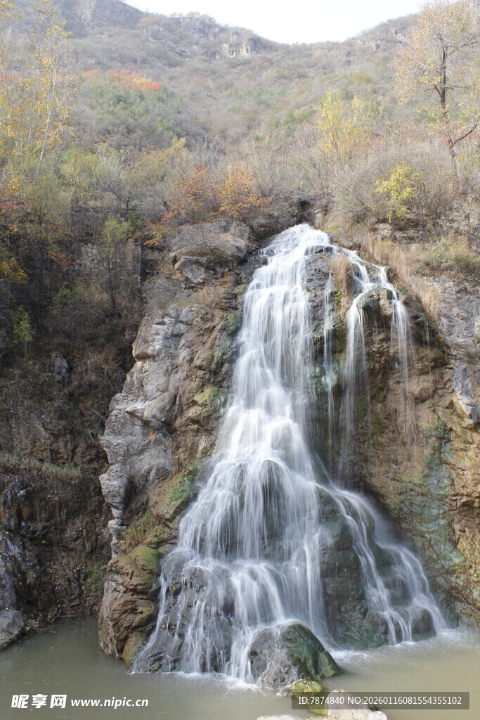 山间瀑布美景