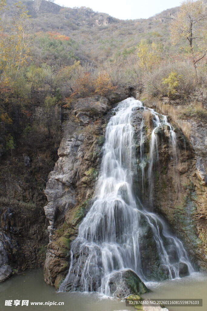 山间瀑布美景