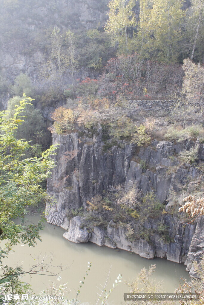 山间河谷壮丽自然景观