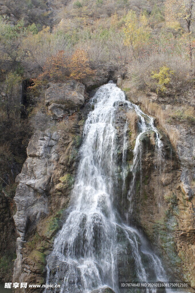 山间瀑布美景
