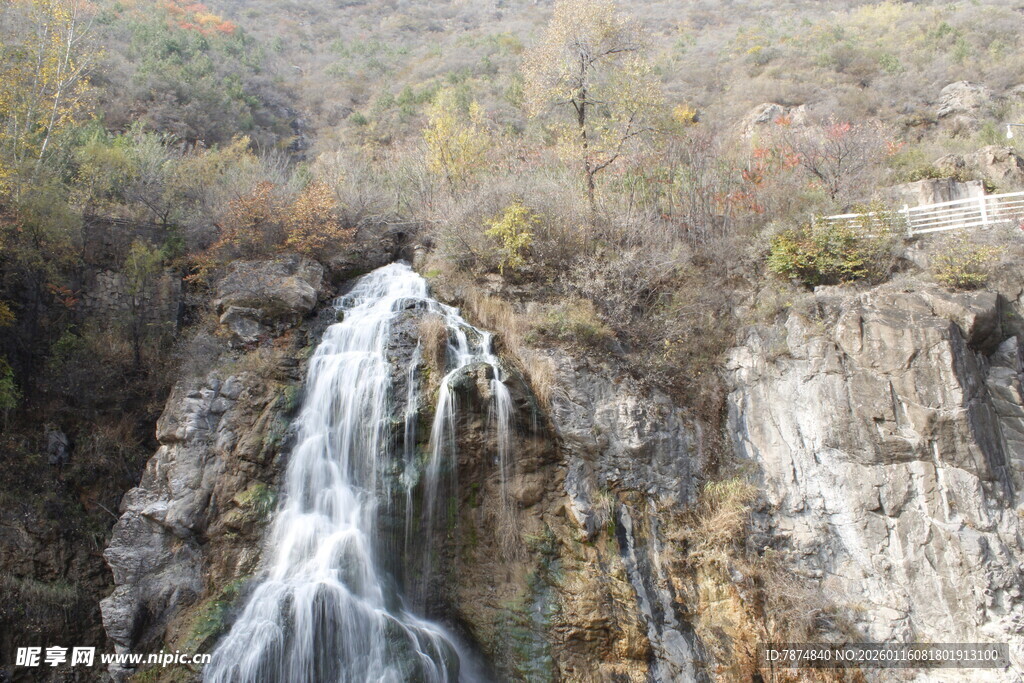 山间瀑布景观