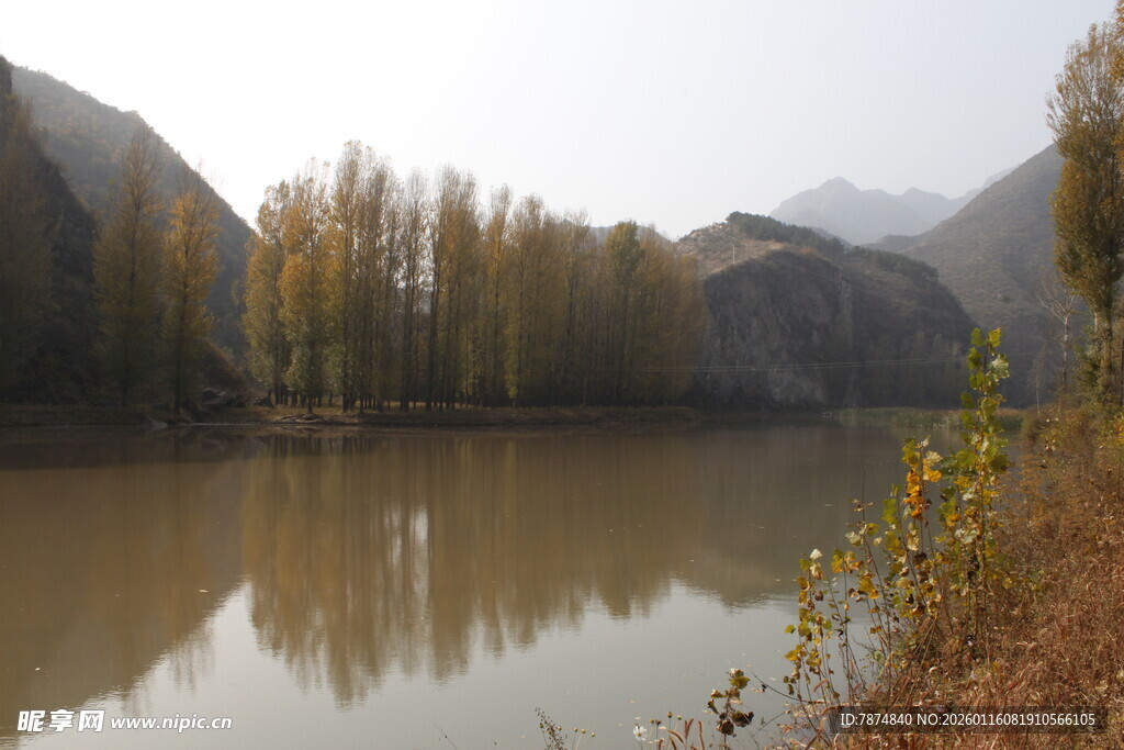 秋日湖景 山林倒影如画