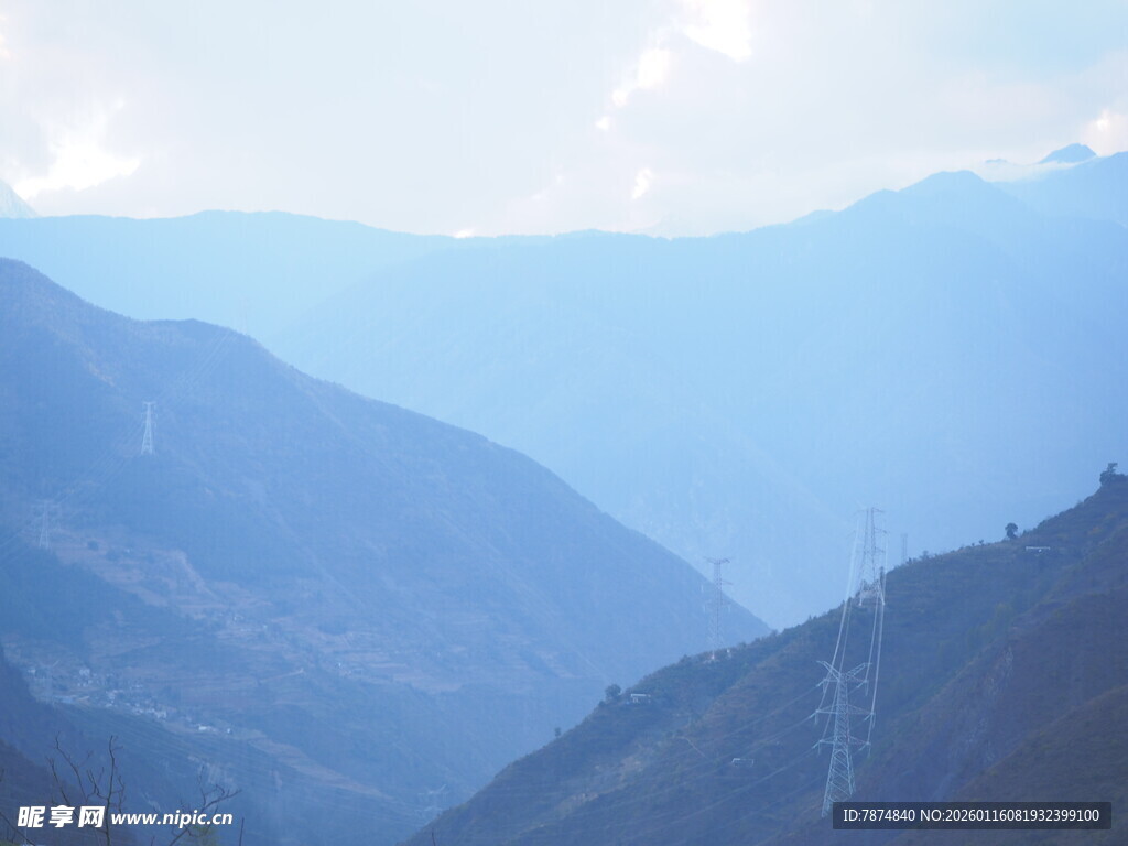 山峦叠嶂的壮丽自然景观